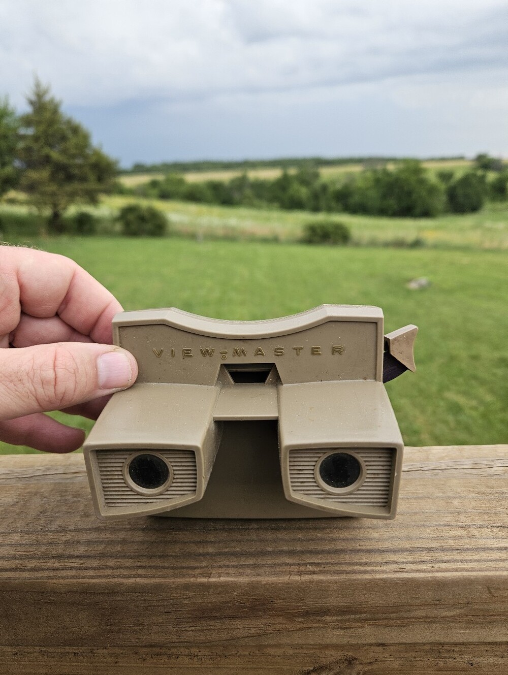 View-Master 3D ViewerVintage 3D viewer with tan plastic body and black lenses.